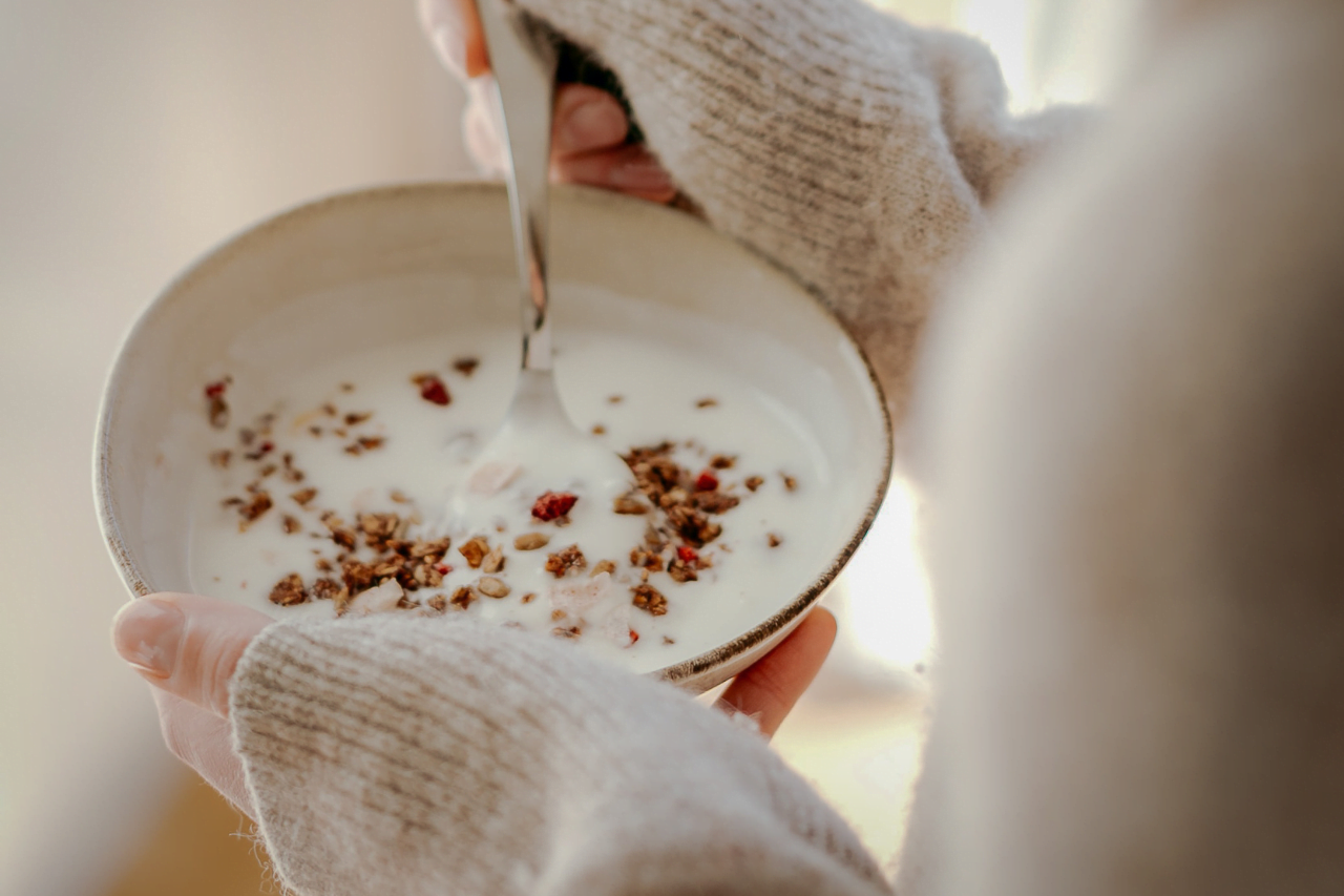 kvinna håller en skål med yoghurt