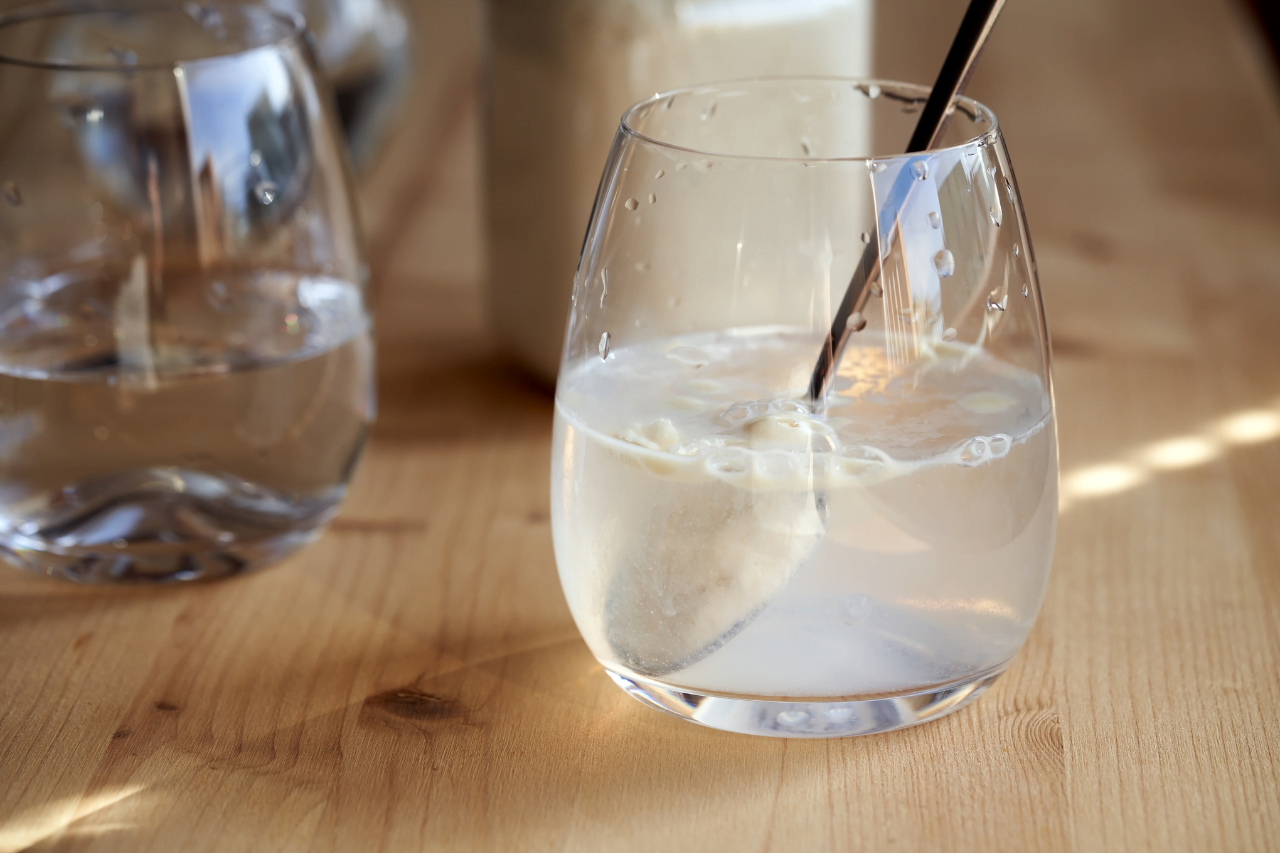 ett glas med en skopa glutamin
