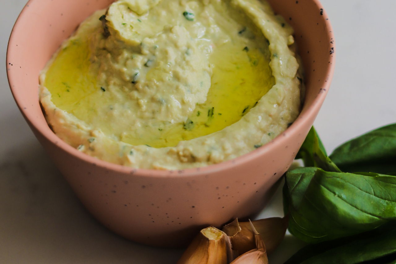 en skål med silkeslen hummus