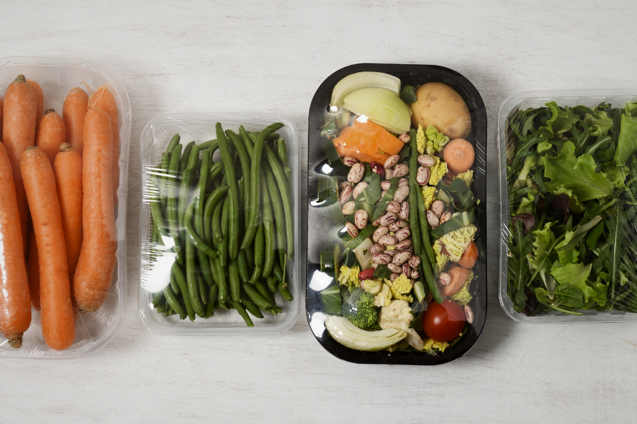 Ett bord med grönsaker som ligger i plastprodukter - BPA