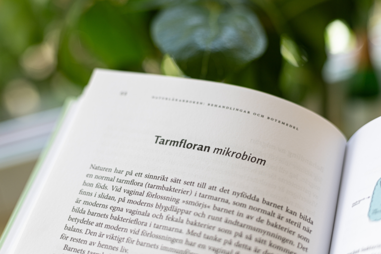 En fotograferad sida av en hälsobok inom tarmhälsa och candida där det står 'Tarmfloran mikrobiom'